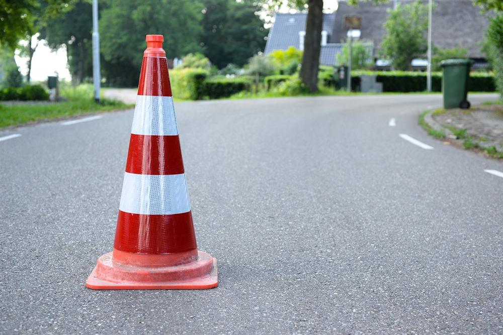 Pachołek drogowy ustawiony na ulicy