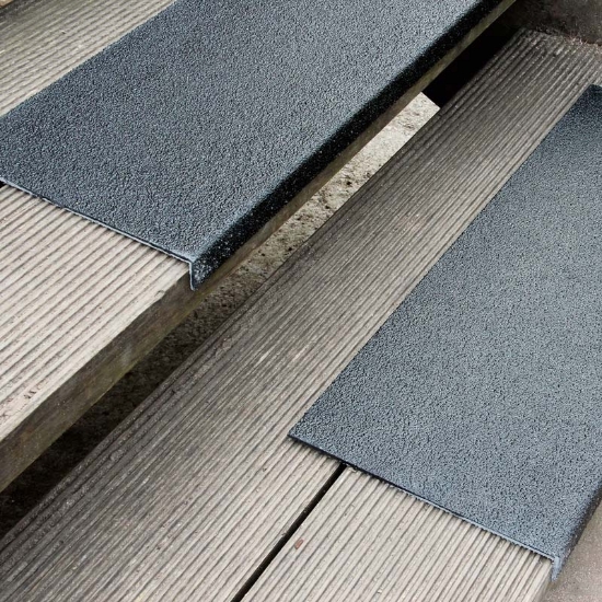  profil na schody do śred. nat. ruchu CZARNY 230x2500x30mm