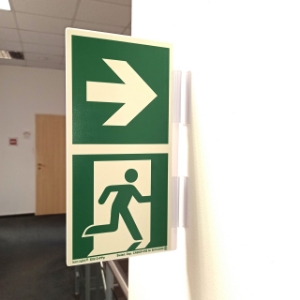 Obrazek dla kategorii Znak uchylny WYJŚCIE EWAKUACYJNE W PRAWO/LEWO fotoluminescencyjny